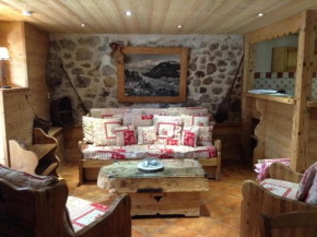 Appartement Montagnard avec Sauna, Terrasse & Poêle à Bois - Proche Pistes et Commerces - FR-1-467-87